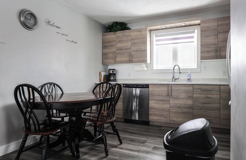 Cochrane House | Le Lodge - 4 BR 2BA Spacious Home