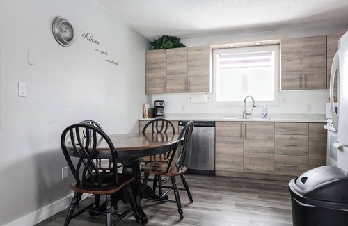 Cochrane House | Le Lodge - 4 BR 2BA Spacious Home