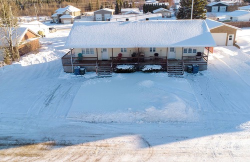 Cochrane House | Le Lodge - 4 BR 2BA Spacious Home