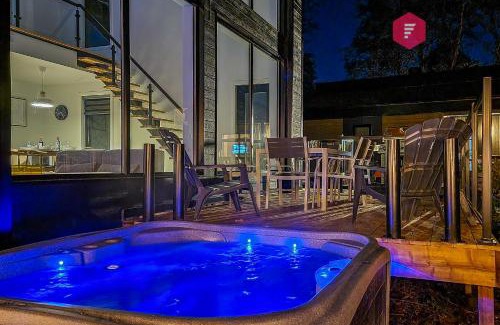 Pont-Rouge House | Le LoftWood de Portneuf - Private hot tub Sauna Pool Billiards Trails