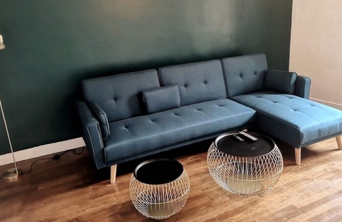Jouy House | Le logement est composé de 2 chambres doubles et d'un canapé convertible