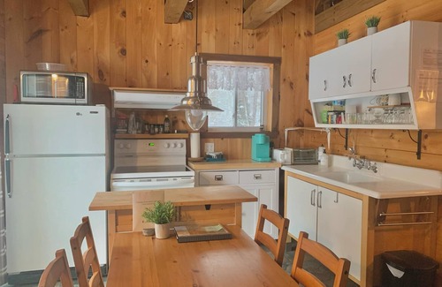 Sainte-Cecile-de-Whitton Ski Chalet | Le Madison avec Spa et Vue sur le Lac