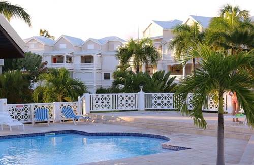 Simpson Bay Condo | le "Madras Blue" Duplex, Baie Nettlé, piscine-vue