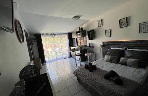 Lacaune Bed & Breakfast | "Le Maloya" Chalets independants -Chambre Balneo - Relais Motards