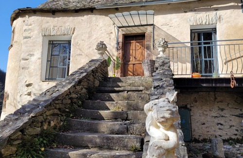 Grand-Vabre House | Le Manoir des Pélies-Le clos des Pélies. Gites in an old chapel.