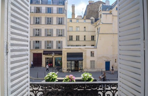3rd Arrondissement Apartment | Le Marais Moderne Sum