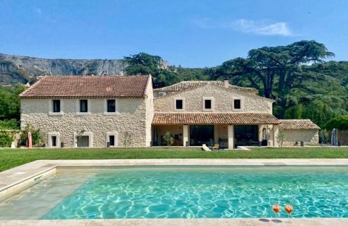 Lioux Bed & Breakfast | LE MAS AUX CEDRES - Teritoria