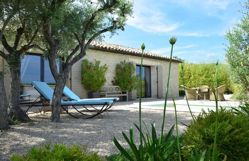 Cucuron House | LE MAZET D'EMILIA with private garden and pool in the countryside