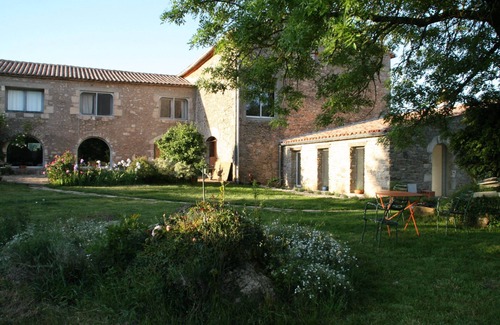 Le Cros Cottage | Le Mazet des Clauzals: 2 room gite on the Larzac in Le Cros