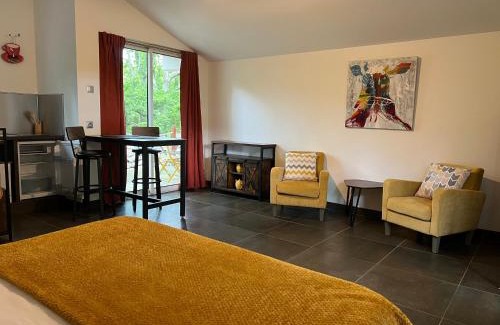 Saint Alban Auriolles Apartment | Le Mazet, studio climatisé avec terrasse ombragée