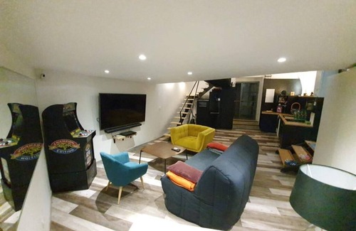 Ecusson Apartment | LE Merechal-ferrant ET SES Ecuries