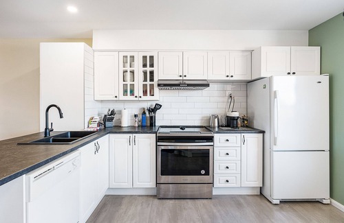 Magog Apartment | Le Moment, profitez du calme de l'eau et des montagnes.