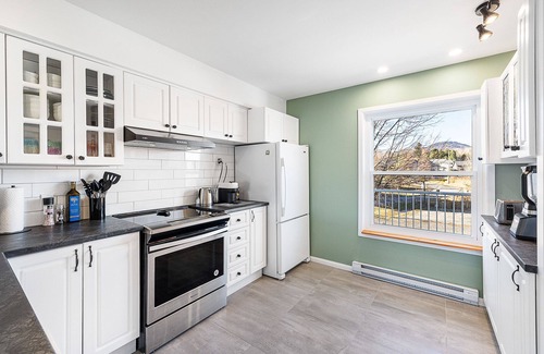 Magog Apartment | Le Moment, profitez du calme de l'eau et des montagnes.