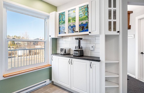 Magog Apartment | Le Moment, profitez du calme de l'eau et des montagnes.