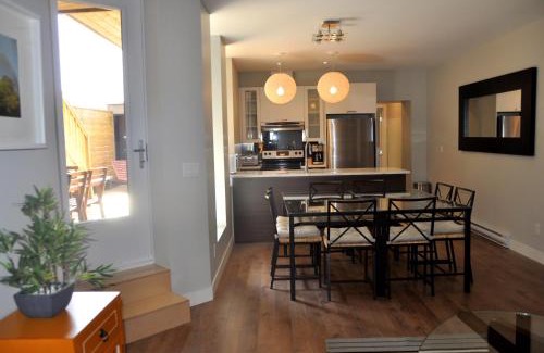 Plateau Mont Royal Apartment | Le Mont-Royal Lounge by HomeInMontreal
