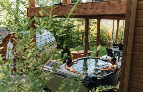 Val-des-Lacs Ski Chalet | Le Montagnia escape to Tremblant with hot tub