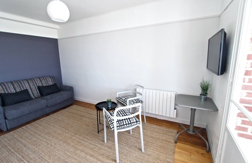 Cayeux-sur-Mer Apartment | Le Morillon apartment facing the sea with balcony terrace.