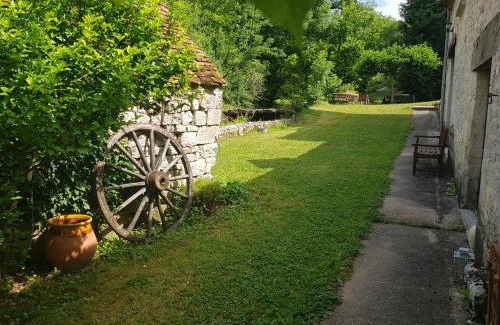 Saint-Sauveur-la-Vallee Bed & Breakfast | Le Moulin de Jules et Akasha