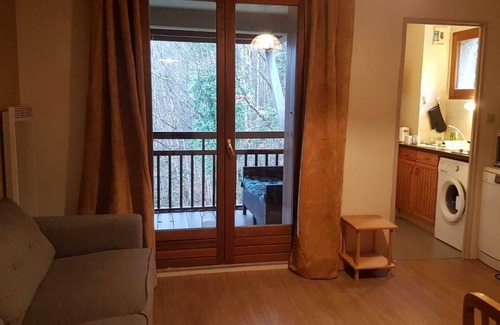 Saint-Mamet Apartment | Le nid de Beauregard: One-bedroom apartment with terrace and forest view.