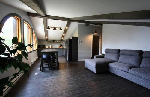 Val-des-Monts Apartment | Le Nid doré sur le lac (Golden Nest on the lake)
