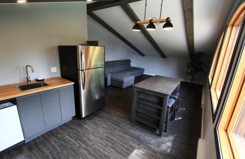 Val-des-Monts Apartment | Le Nid doré sur le lac (Golden Nest on the lake)