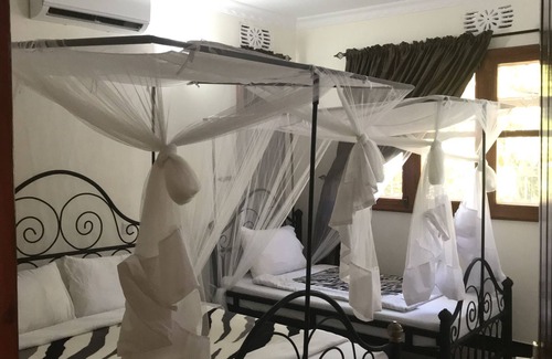 Boma la Ngombe House | Le Parlour