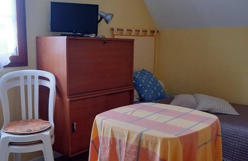 Lescar Bed & Breakfast | Le Pesquit guest room with shared terrace, communal garden and air conditioning