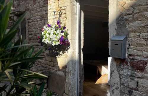 Givry Apartment | Le petit Atelier, heart of Givry