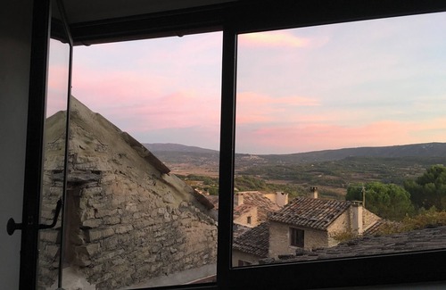 Goult House | Le Petit Château is a village house in the charming village of Goult.