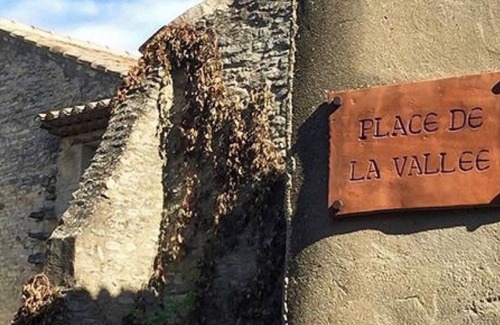 Goult House | Le Petit Château is a village house in the charming village of Goult.