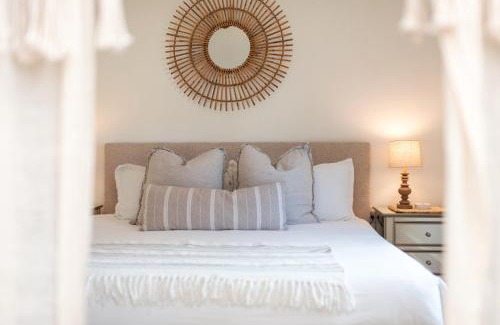 North Spokane House | Le Petit Guesthouse -King Bed Walk to Whitworth