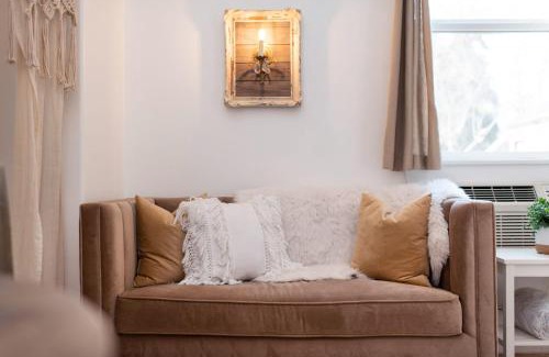 North Spokane House | Le Petit Guesthouse -King Bed Walk to Whitworth