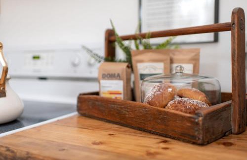 North Spokane House | Le Petit Guesthouse -King Bed Walk to Whitworth