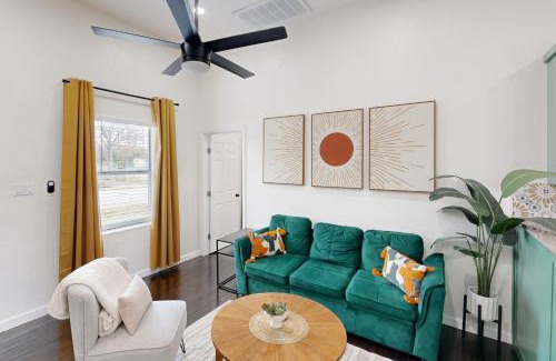 Mahncke Park Apartment | Le Petit Jardin