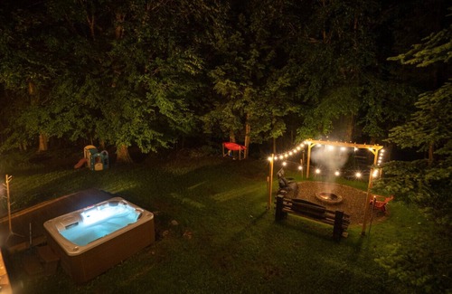 Labelle Ski Chalet | Le Petit Renard - Waterfront Retreat with Hot Tub, 45 min to Mont-Tremblant!