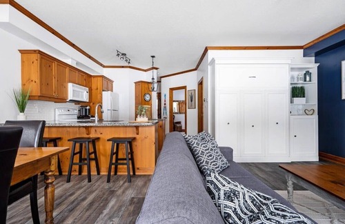 The Blue Mountains Condo | Le Petite Chalet - Outdoor Pool/Shuttle to Blue