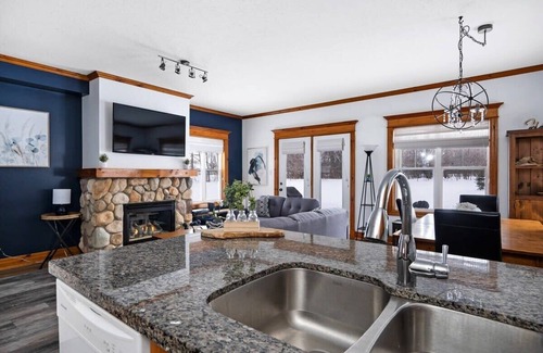 The Blue Mountains Condo | Le Petite Chalet - Outdoor Pool/Shuttle to Blue
