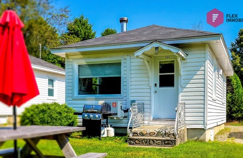 Magog Cottage | ⭐ Le Phare de Chalet Memphré 🕯 Southière Beach in Magog ⭐