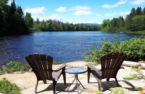 Shannon Apartment | Le Pic-Bois - Waterfront Chalet with Spa