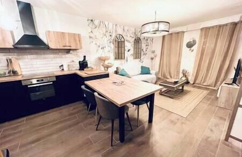 Le Plessis-Robinson Apartment | Le Plessis-Capitale: Apartment and private garden