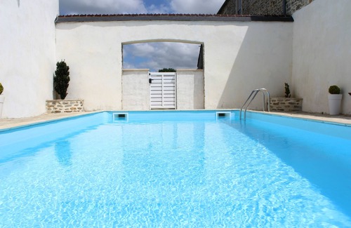Saint-Sauveur-le-Vicomte Cottage | Le Pont D'Albart lakeside views in beautiful countryside with swimming pool