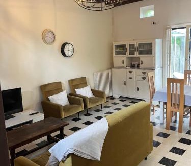 Avaray House | Le port au vin