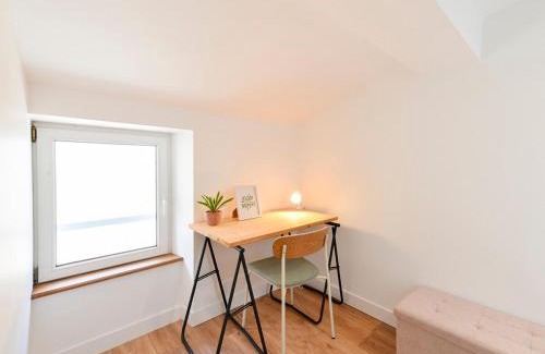 Saint-Andre-de-la-Marche Apartment | Le Regard sur La Place Léger et Raffiné
