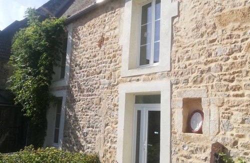 Clinchamps-sur-Orne House | Le Relais Francette Along the voie verte, pets welcome