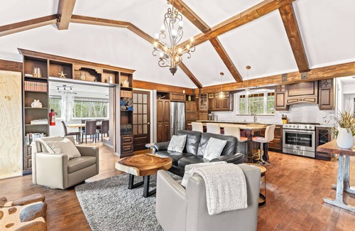 Saint-Brigitte-de-Laval Ski Chalet | Le Riverain | Spa and river