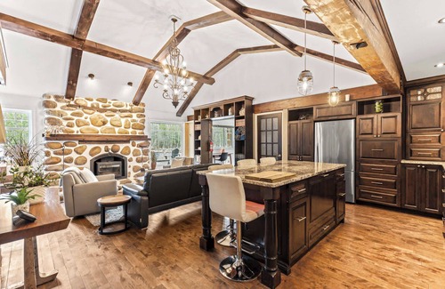 Saint-Brigitte-de-Laval Ski Chalet | Le Riverain | Spa and river