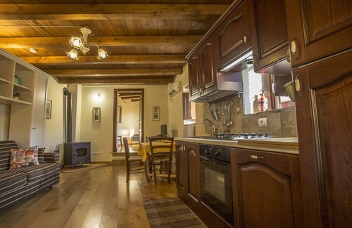 Precetto House | LE ROCCHE - Under the Castle, SMERALDO Apartment with SPA and Black River View