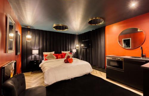 Les Gondoles Apartment | le rouge love room