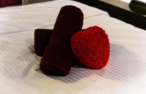 Les Gondoles Apartment | le rouge love room