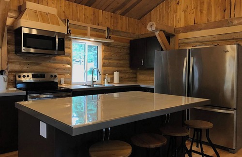 Saint-Luc-de-Bellechasse Ski Chalet | Le RUSTIK SPA privé/Table de Billard/foyer 5 rooms:9 queen-size beds-2 sofa beds